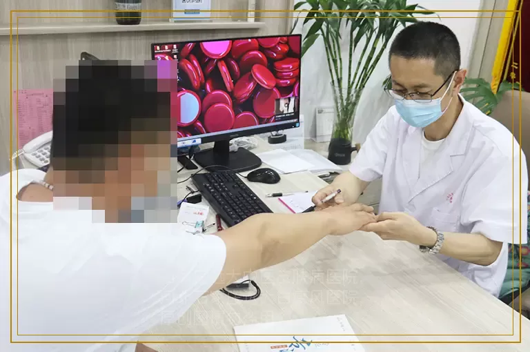 14岁男孩身上有几块白是不是白癜风