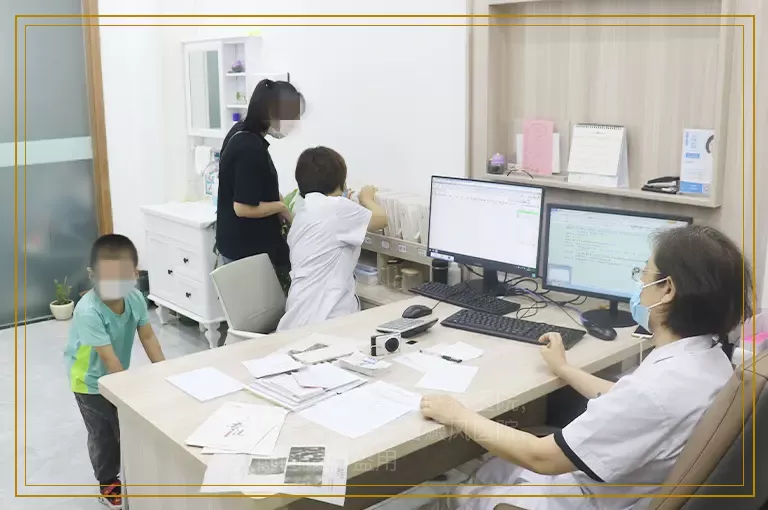 宝宝后背上一块一块发白的是什么