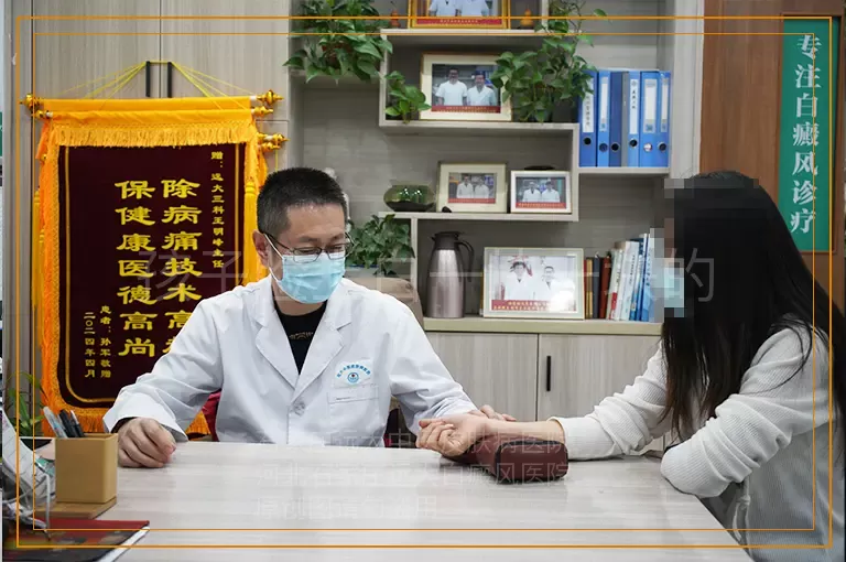 孩子脸上白一块一块的