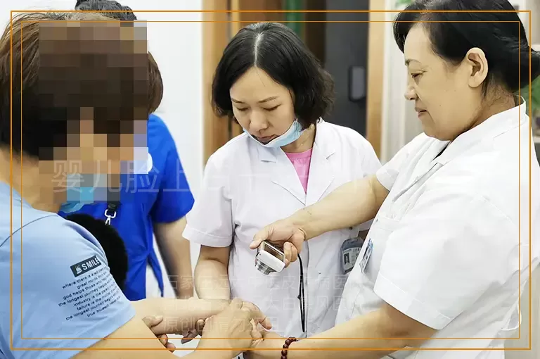 婴儿脸上白一块是什么原因