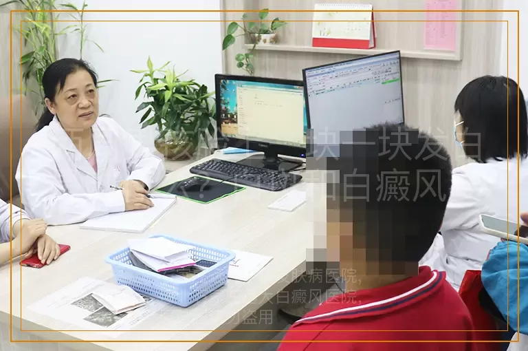 两周男孩脸上一块一块发白是缺什么？白斑和白癜风要分清