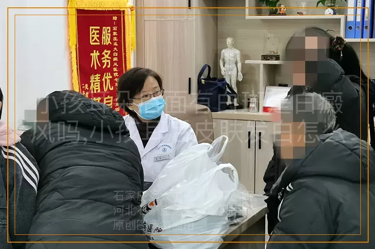 小孩耳朵后面有白斑是白癜风吗,小孩耳后皮肤发白怎么回事白斑,孩子耳朵后方长白斑与白癜风