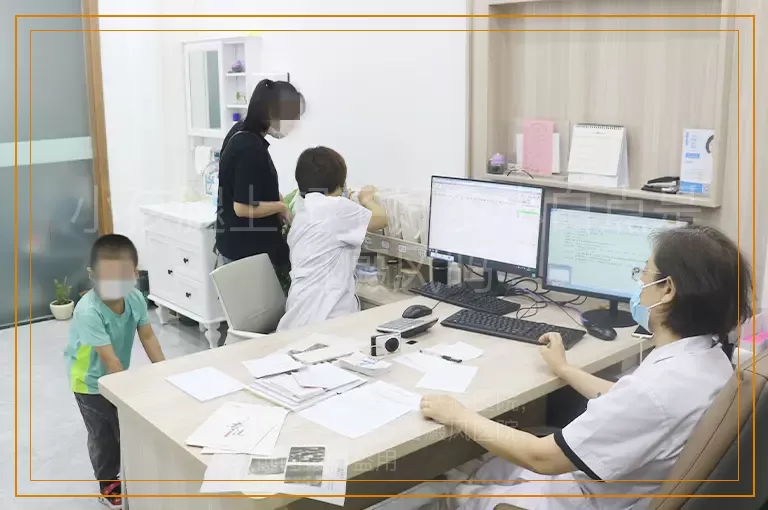 小孩腿上起了好多小白点是白癜风吗
