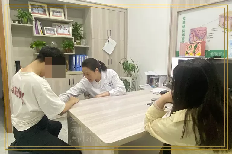 手上出现小白斑怎么检查是不是白癜风